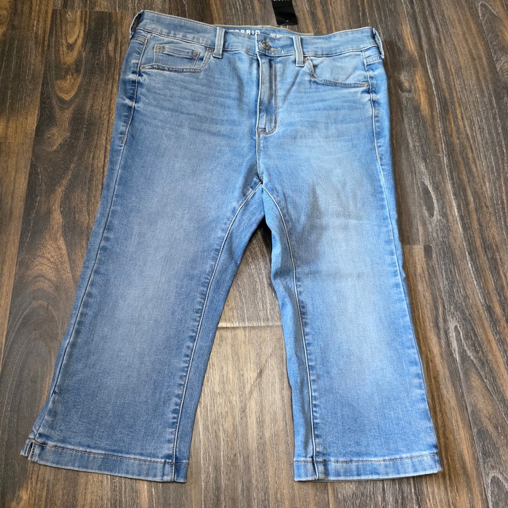 Torrid Blue Medium Wash Cropped Capri Jeans Size 10 Stretch Denim 
NWT